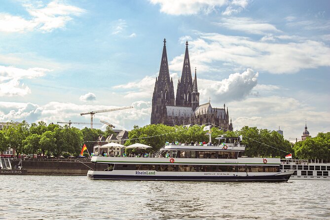 Cologne skyline tour with audio guide 90 minutes - Food, drinks, and the onboard rhythm