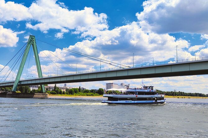 Cologne skyline tour with audio guide 90 minutes - The cathedral and old town from the Rhine