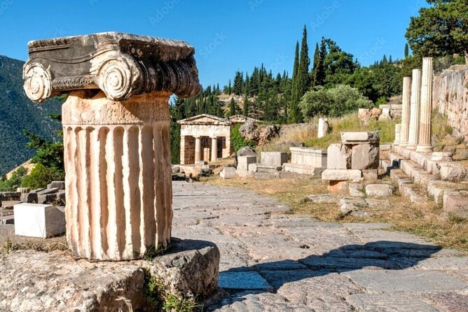 Delphi: Self-guided Audiovisual Tour with 3D Representations - A Closer Look at the Athenian Treasury