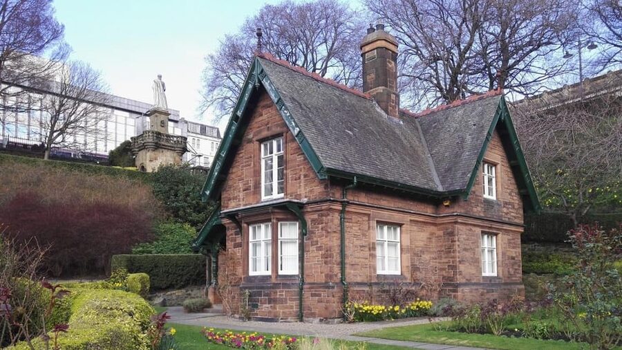 Edinburgh New Town: City Walking Tour & Exploration Game - The good and the less convenient parts