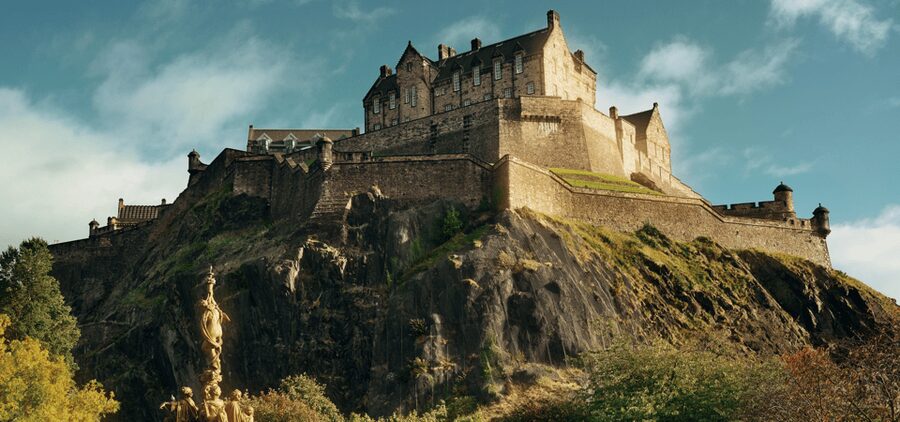 Edinburgh: Old Town Walking Tour with an APP - Languages, tone, and the quality of the narration