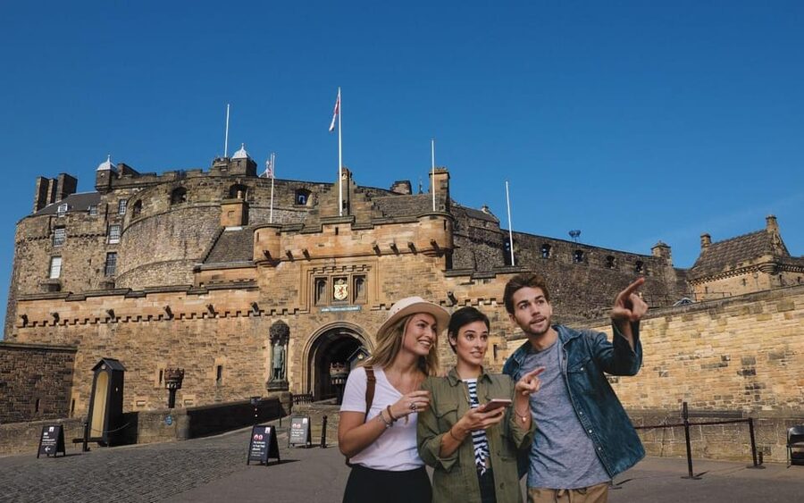 Edinburgh: Royal Mile Walking Tour & Exploration Game - Starting at Edinburgh Castle and finding your way downhill
