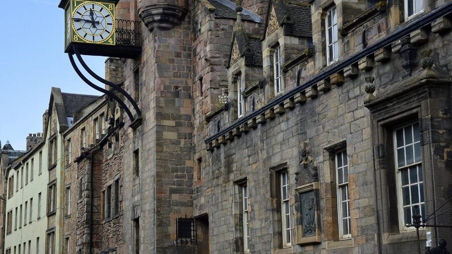 Edinburgh: Royal Mile Walking Tour & Exploration Game - What the $37 group price gives you
