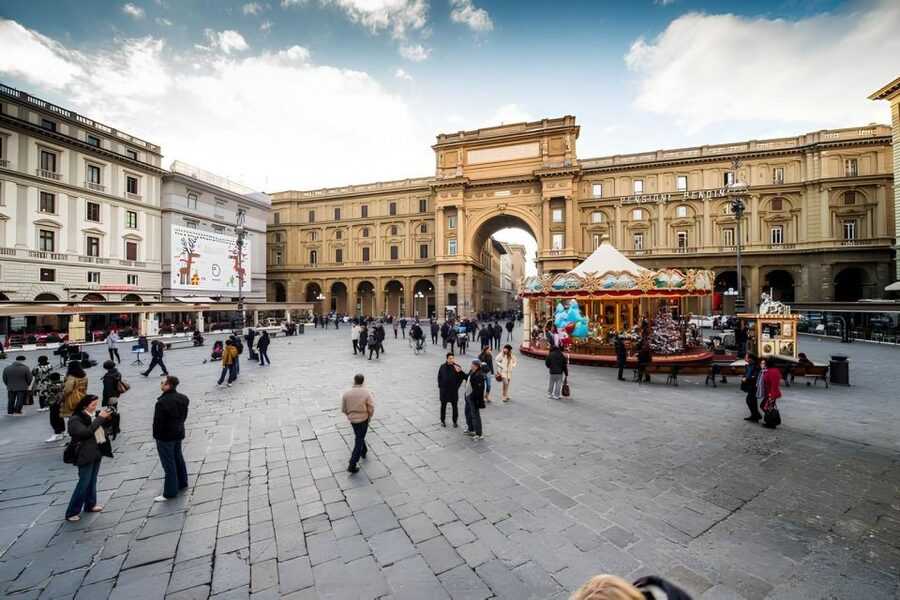 Florence: 2.5 hour Audio Guided Walking Tour led by Host - Piazza della Repubblica and the grand palace streets