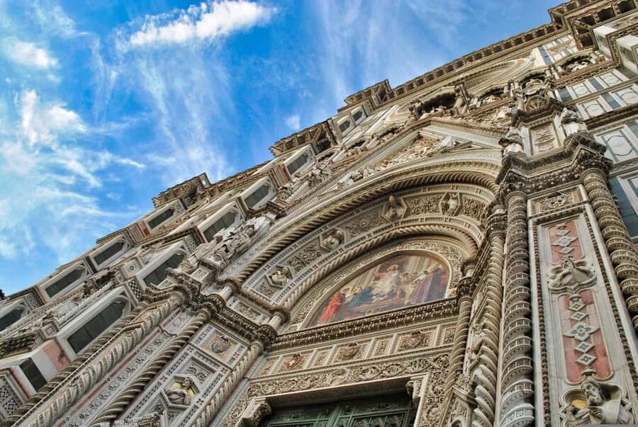 Florence: Duomo Cathedral Hosted Entry with Audio Guide - Inside Santa Maria del Fiore beneath the vast dome