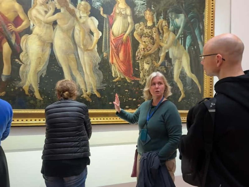 Florence: Uffizi Gallery Pre-Booked Entry & Agudio Guide APP - Meeting the host by Leonardo da Vinci’s statue