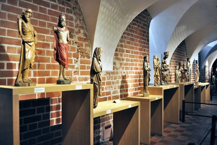 From Gdansk: Malbork Castle Trip with Ticket and Audio Guide - Entering the world’s largest brick castle
