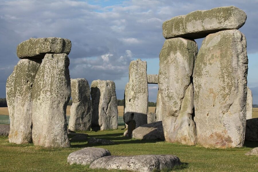 From London: Stonehenge Day Trip with Audioguide - Three hours with the stones