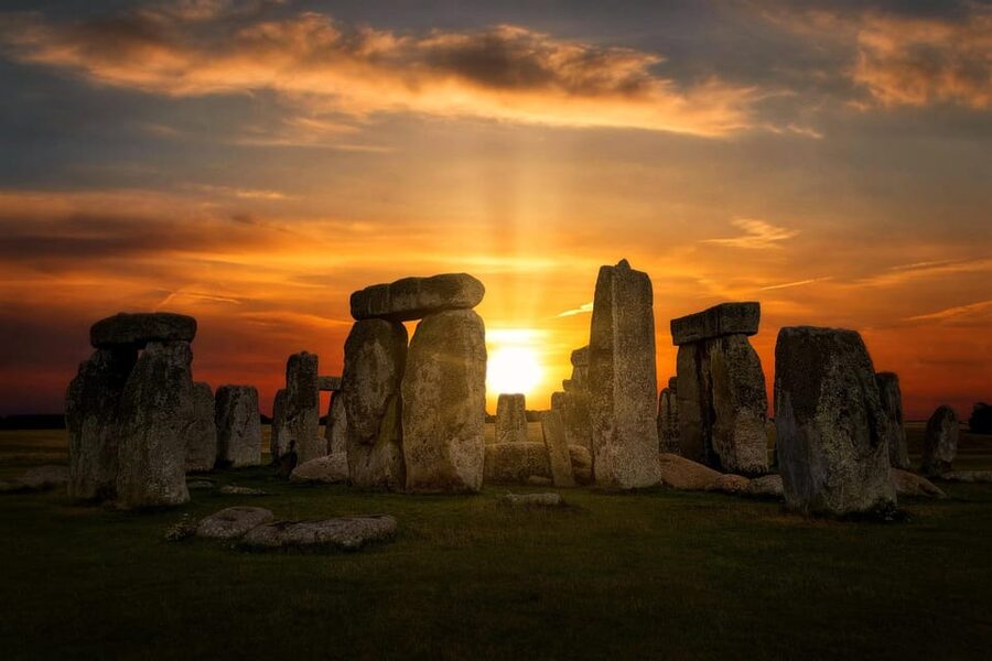 From London: Stonehenge Day Trip with Audioguide - The 1.5-hour ride into Wiltshire