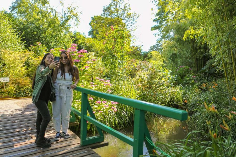 From Paris: Giverny Day Trip with Audio Guide or Live Guide - Why Giverny Feels Different From a Normal Museum Visit