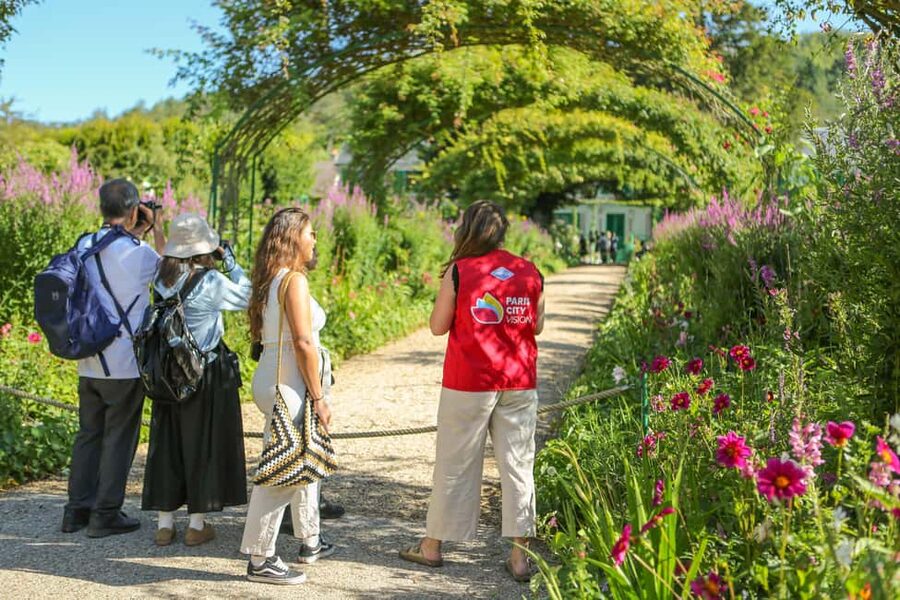 From Paris: Giverny Day Trip with Audio Guide or Live Guide - Choosing Live Guide, Audio Guide, or Free Time