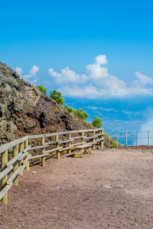 From Pompeii: Vesuvius Entry with Transfer and Audioguide - How much time you really get at the summit