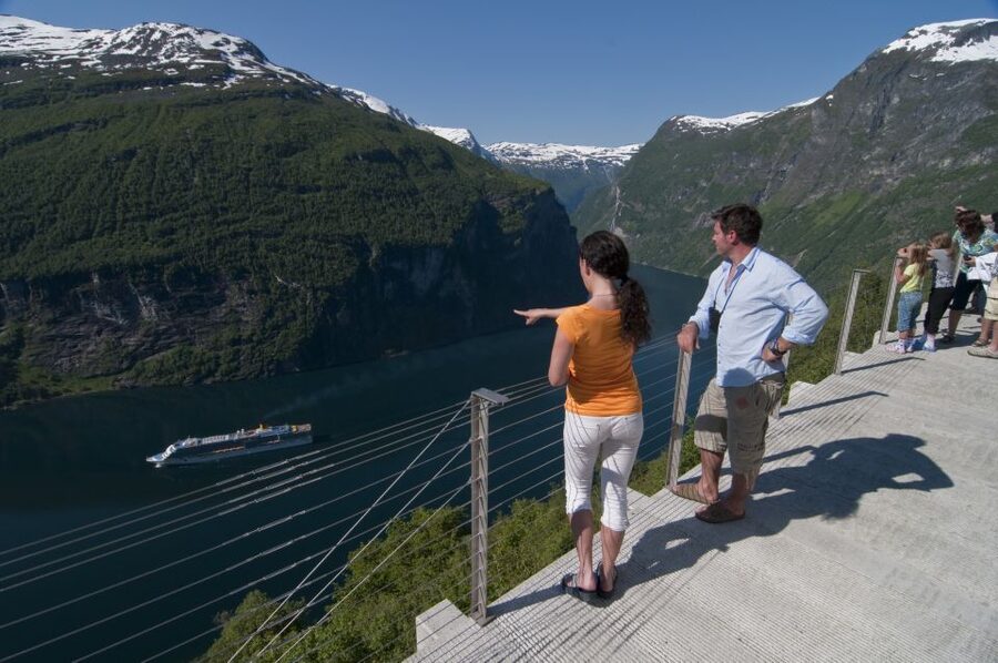 Geiranger: Bus Tour with Multilingual Audio Guide - Meeting Near the Pier