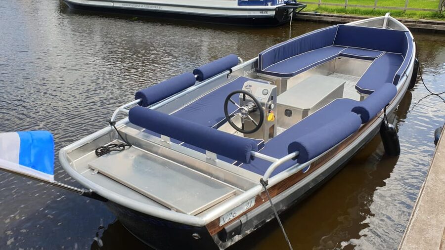 Giethoorn: Self-Drive Boat Rental for up to 12 People - Taking the wheel through Giethoorn