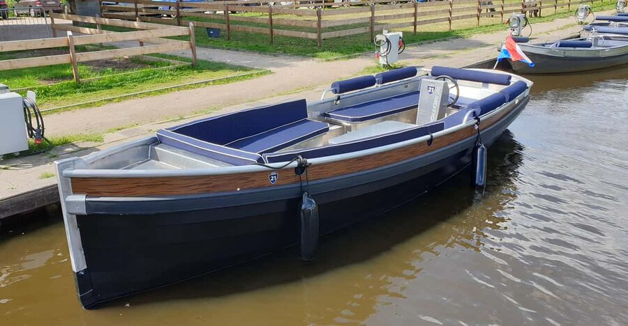 Giethoorn: Self-Drive Boat Rental for up to 12 People - Two hours or longer?