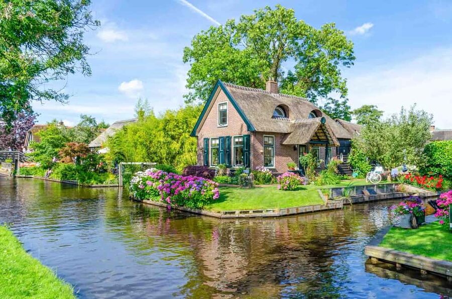 Giethoorn: Self-Drive Boat Rental for up to 8 People - Why a self-drive boat is a good way to see Giethoorn