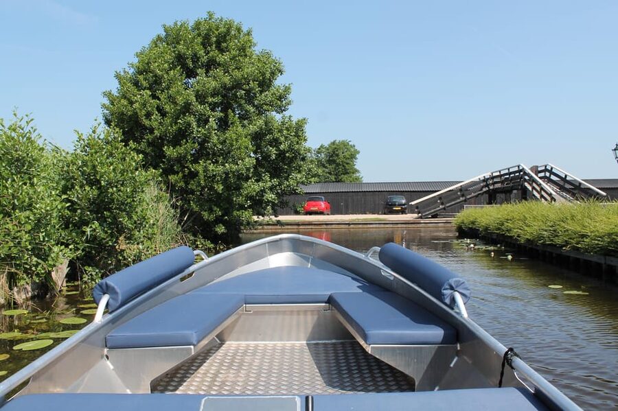 Giethoorn: Self-Drive Boat Rental for up to 8 People - Taking the wheel of the electric boat