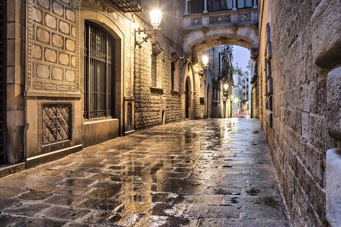 Gothic Quarter Barcelona Tour with Audioguide - A low-cost way to get oriented in old Barcelona