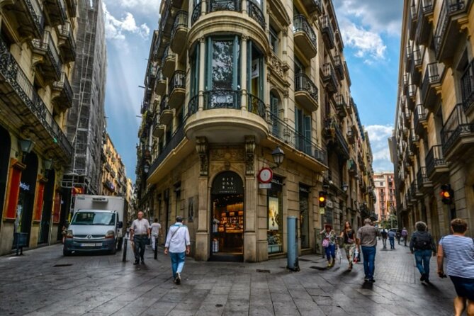 Gothic Quarter Barcelona Tour with Audioguide - Plaça Reial and the turn toward the sea