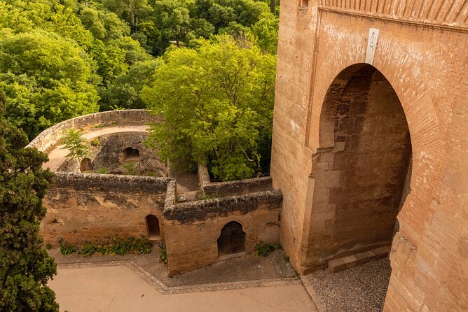 Granada (Alhambra) Scavenger Hunt and Sights Self-Guided Tour - Plaza de los Aljibes and the open-access route