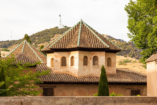 Granada (Alhambra) Scavenger Hunt and Sights Self-Guided Tour - Questions, points, and photo challenges