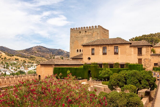Granada (Alhambra) Scavenger Hunt and Sights Self-Guided Tour - Pilar de Carlos V and the first clues