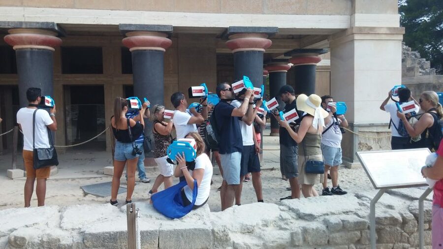 Heraklion: Palace of Knossos 3D Virtual Audio Tour by Tablet - The tablet in bright Cretan weather