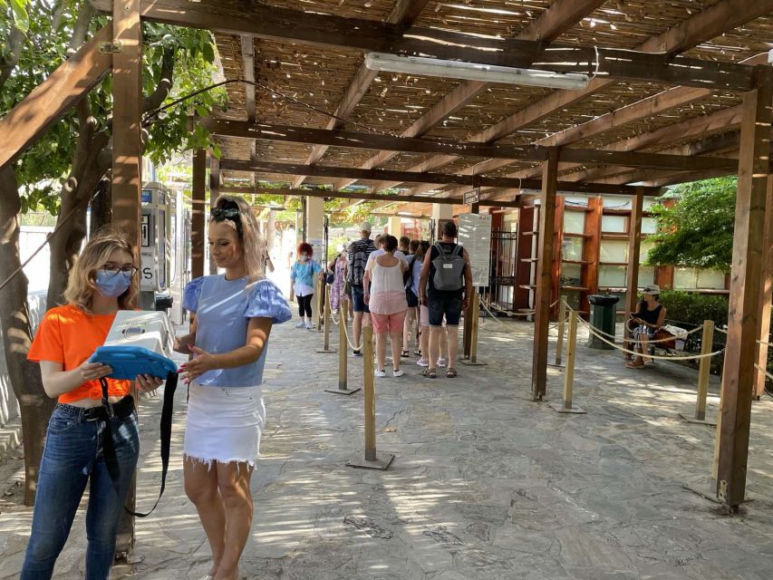 Heraklion: Palace of Knossos 3D Virtual Audio Tour by Tablet - Starting at the orange-shirted team
