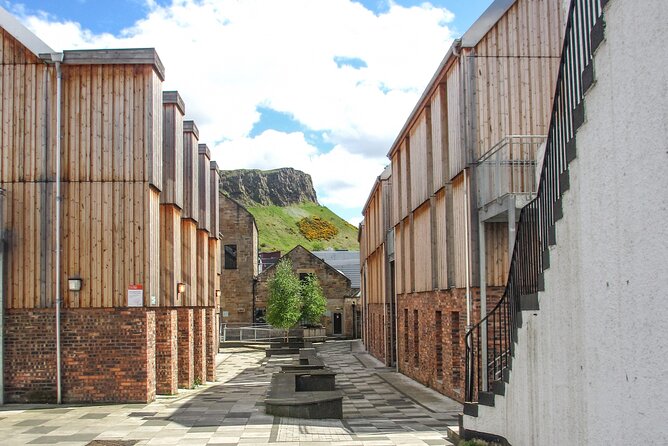 Highlights from Edinburgh’s Old Town: A Self-Guided Audio Tour - Gladstone’s Land and one of the old Royal Mile buildings