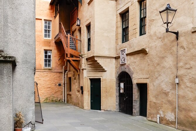 Highlights from Edinburgh’s Old Town: A Self-Guided Audio Tour - Riddle’s Court, a quieter turn off the main street