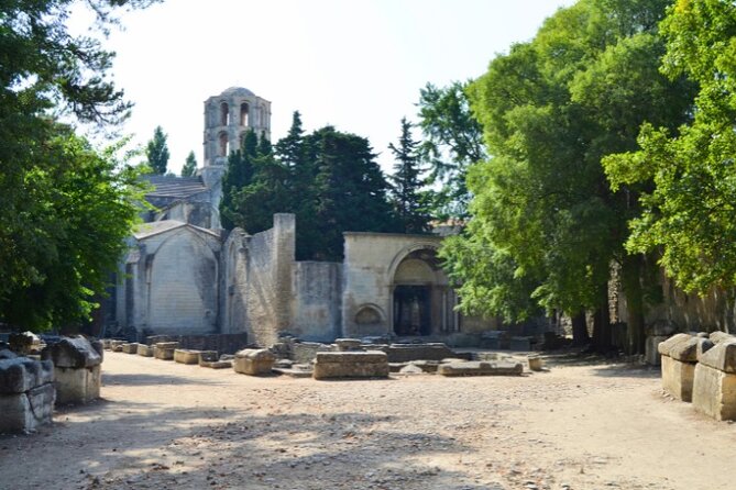 Historical Walking Tour of Ancient Arles with an APP - Starting among the tombs at Les Alyscamps