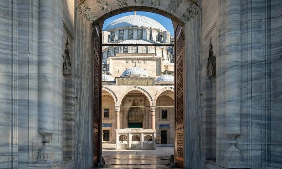 Istanbul: Blue Mosque Guided Tour & Süleymaniye Audio Guide - Inside the Blue Mosque with a live guide
