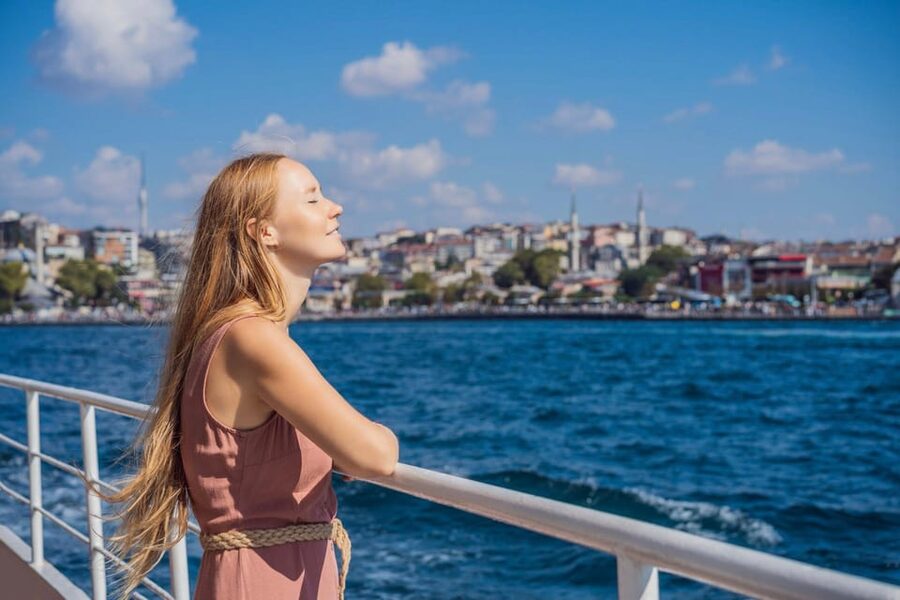 Istanbul: Bosphorus Strait Sightseeing Cruise & Audio Guide - Boarding and choosing your commentary