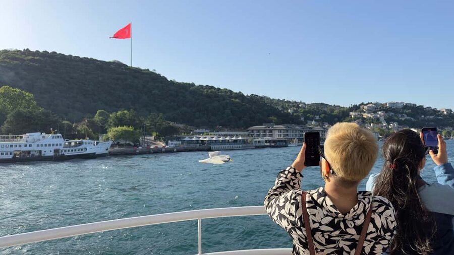 İstanbul: Small-Group Sunset Cruise & Audio Guide w/Snack - Palaces, fortresses, and the Asian shore