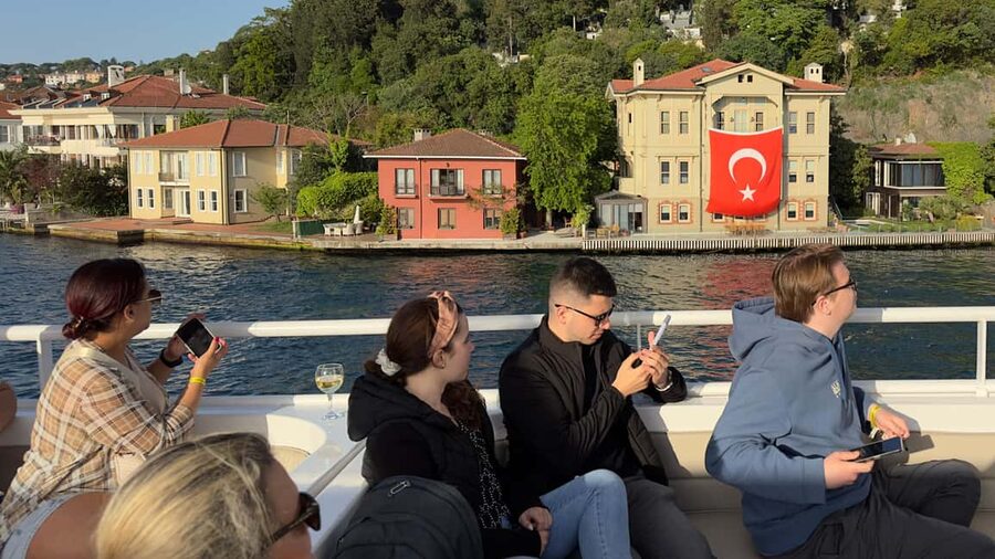 İstanbul: Small-Group Sunset Cruise & Audio Guide w/Snack - Snacks, drinks, and onboard comfort