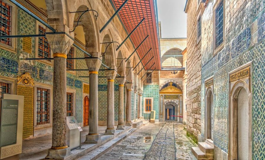 Istanbul: Topkapi Palace and Harem Ticket with Audio Guide - Walking through the courtyards and palace collections