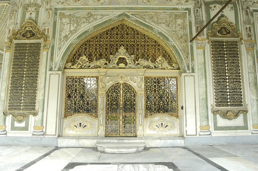 Istanbul: Topkapi Palace and Harem Ticket with Audio Guide - Meeting the host at Chimney Bistro