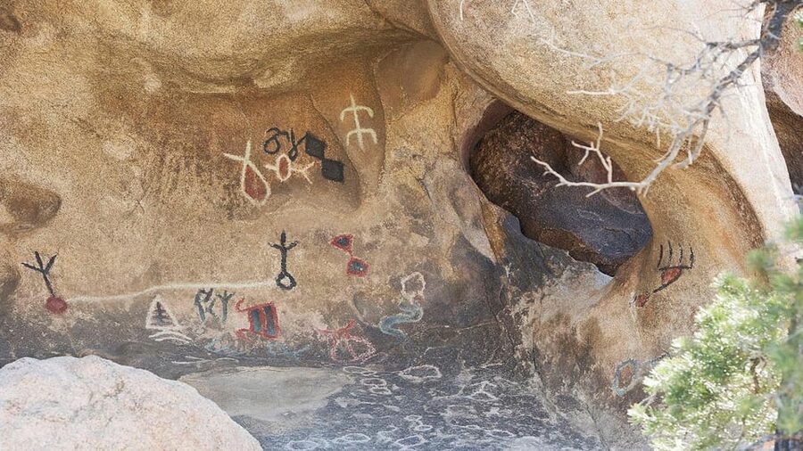 Journey into Joshua Tree: Audio Driving Tour and Local Guide - Skull Rock and Arch Rock