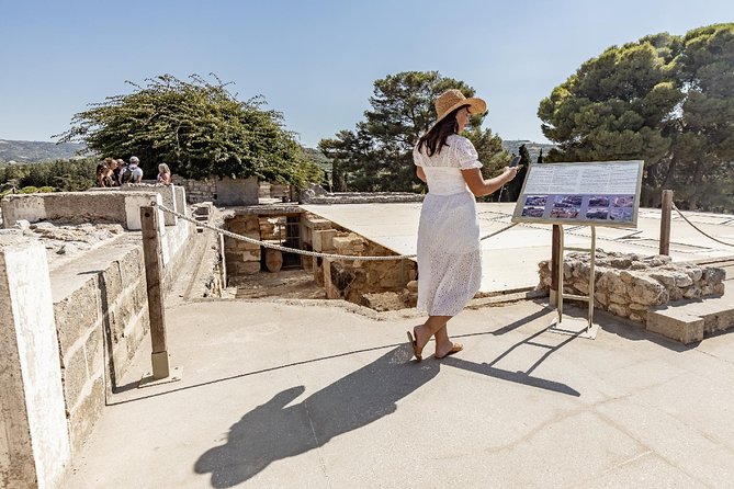 Knossos Palace: Self-Guided Audio Tour on your Phone (without ticket) - The admission ticket is a separate cost