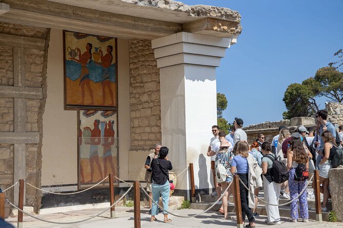 Knossos Palace Self-Guided Treasure Hunt & Tour - Starting at the entrance to Knossos