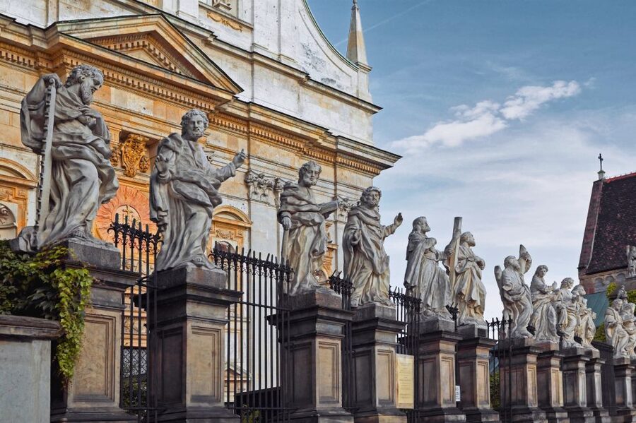 Krakow: Old Town Audio-Guided Walking Tour with Headset - Jagiellonian University and student legends