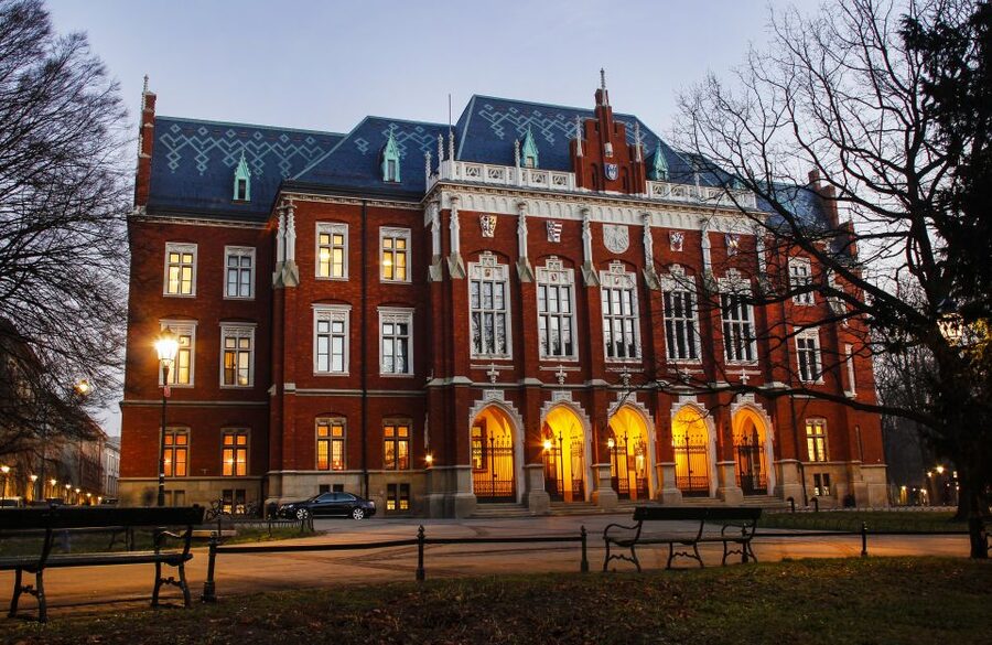 Krakow: Old Town Audio-Guided Walking Tour with Headset - Market Square, the Cloth Hall, and the missing Town Hall