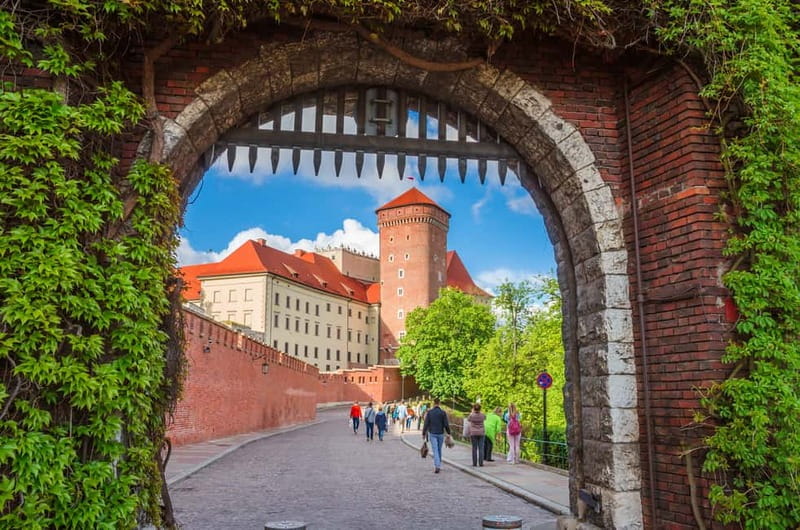 Krakow: Wawel Hill Audioguide Tour - Arriving at Wawel Hill, Poland’s royal center