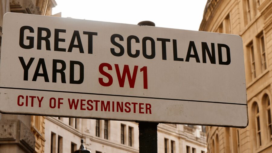 London: Harry Potter Movie Location Tour with an APP - Following Harry Potter from Westminster Station