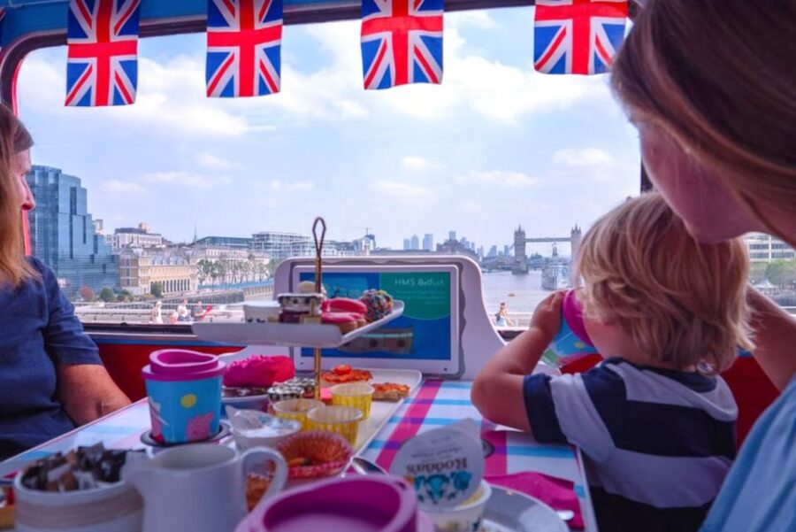 London: Peppa Pig Bus Tour with Entertainment - Finding the bus at Temple Station