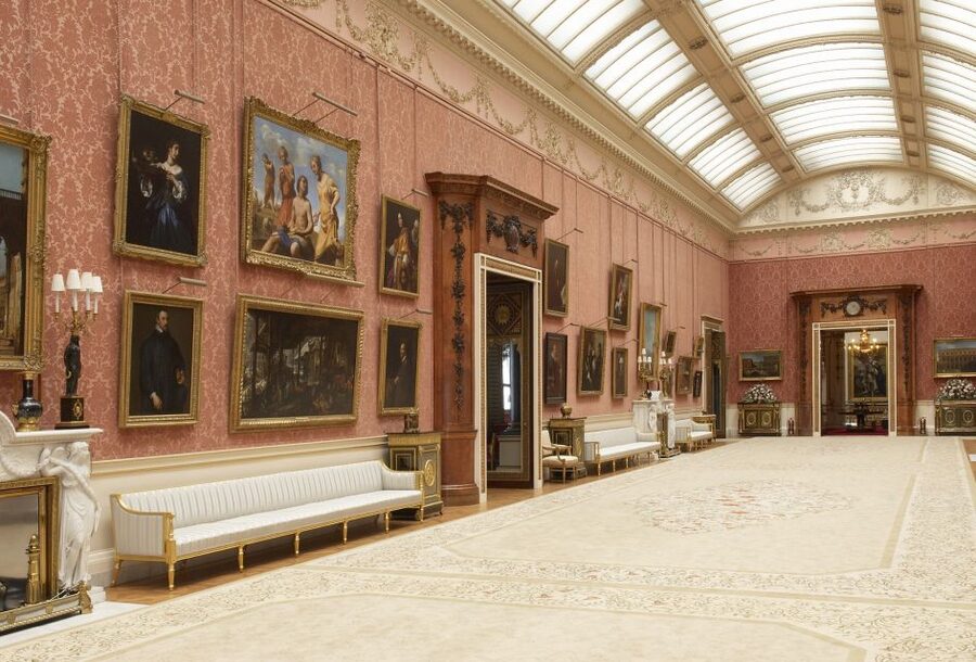 London: Royal Walking Tour and Buckingham Palace Audio Tour - Entering Buckingham Palace with less waiting