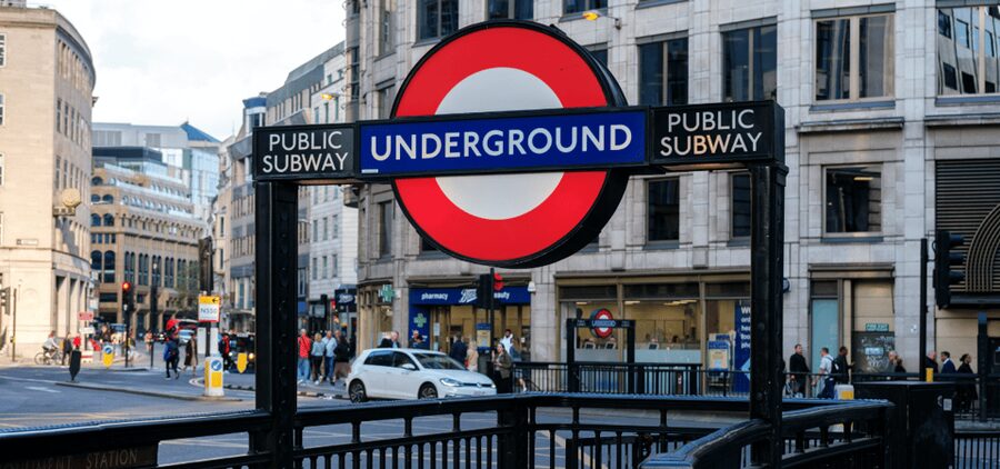 London: Self-Guided History City Tour with an App - London Bridge and a practical food stop at Borough Market