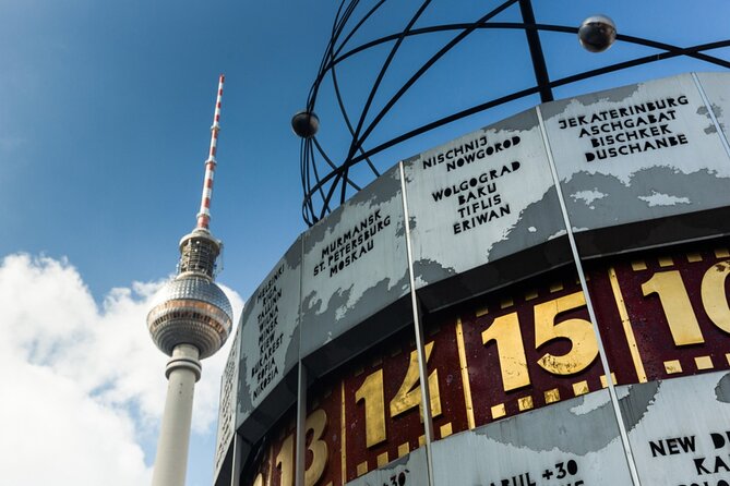 Love and War in Berlin: Self-Guided Story Puzzle Walk - Lustgarten and Neue Wache: power, war, and remembrance