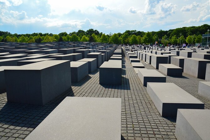 Love and War in Berlin: Self-Guided Story Puzzle Walk - Rathaus and Neptune: Berlin before the dictatorships