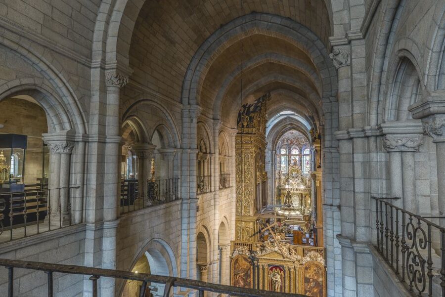 Lugo: Cathedral of Santa Maria Entry Ticket and Audio Guide - The cloister adds a quieter change of pace